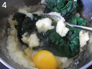 菠菜土豆大煎饺,菠菜洗净、过水、挤干，放入土豆泥中。加入鸡蛋