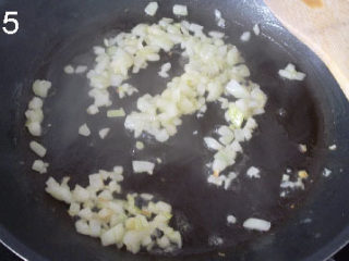 菠菜土豆大煎饺,洋葱在适量黄油里炒出香，加入土豆泥中