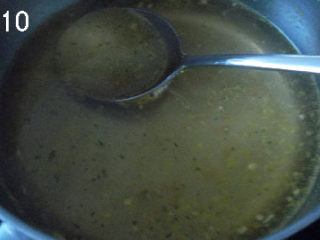 菠菜土豆大煎饺,最后将高汤加热。大煎饺装盘，淋上高汤，撒点炸洋葱，即可