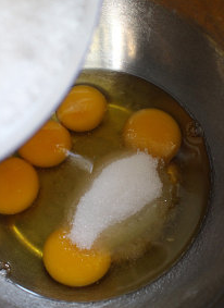 桂花蜜脆皮蛋糕,全蛋液+蜂蜜+砂糖入搅拌缸中,底下垫热水盆