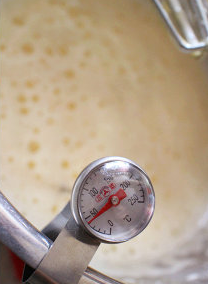 桂花蜜脆皮蛋糕,开始用电动搅拌器高速搅打,此时盆中蛋液温度约38-40度C
