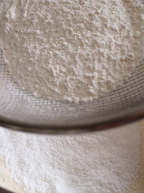 桂花蜜脆皮蛋糕,低粉过筛两次后再加入至蛋糊中,使用刮刀,从底部捞起上翻的方式,轻轻并快速的混合均匀