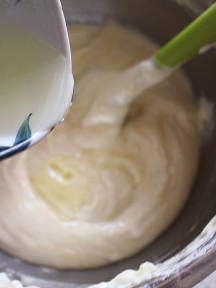 桂花蜜脆皮蛋糕,色拉油均匀的倒入蛋糊中,再次捞起上翻的方式混合均匀