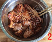鸡公煲,将腌料与少许清水混合，放入鸡肉中，腌渍