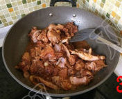 鸡公煲,锅子烧热，倒油，放入蒜瓣，姜片煸炒出香味
