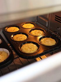 桂花蜜脆皮蛋糕,入以预热好的170度C烤箱中,烤焙约15-17分钟
