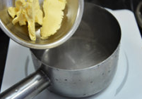 天鹅泡芙,烫面：
准备电磁炉和小锅，将水、盐、黄油混合，加热至水沸。