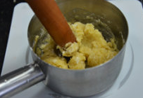 天鹅泡芙,接着再开火到水沸腾，倒入所有的中筋面粉，持续加热搅匀至面完全烫熟成团状。