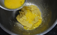 天鹅泡芙,面糊制作：
将蛋液打均匀，分两次倒入冷却的面团中。