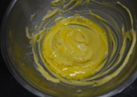 天鹅泡芙,接着再倒入剩下的蛋液，继续搅拌成均匀的糊状。