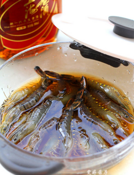 醉虾,准备玻璃容器，将活虾放入，倒入黄酒没过虾的身体，盖上盖子将虾浸泡20分钟