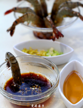 醉虾,醉好的虾非常鲜嫩，直接从酒中取出，醮取做好的调料食用即可。