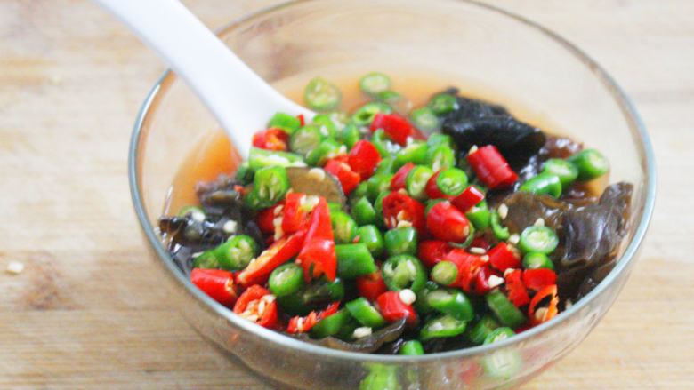 酸辣双椒黑木耳,把放凉的木耳放入泡菜水中，在放入切好的青红小米椒；放入冰箱或常温浸泡，入味后即可食用