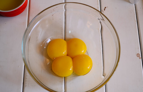 奶牛蛋糕卷,先分蛋，将蛋白和蛋黄各装在无油无水的大碗中。