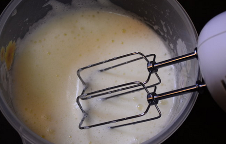 奶牛蛋糕卷,再继续搅打，到蛋白比较浓稠，表面出现纹路的时候，加入剩下的1/3糖。