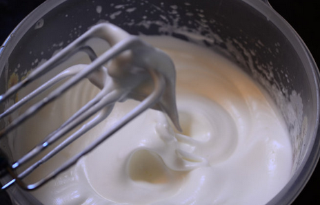 奶牛蛋糕卷,再继续打一会儿，当提起打蛋器，蛋白能拉出弯曲的尖角的时候，表示已经到了湿性发泡的程度。