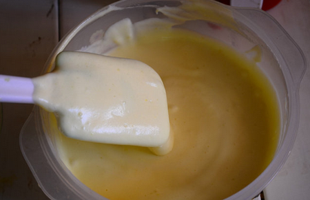 奶牛蛋糕卷,翻拌均匀后，把蛋盛1/3蛋白加到蛋黄糊中，用橡皮刮刀轻轻翻拌均匀，直到蛋白和蛋黄糊充分混合。