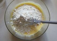 酸奶蓝莓蛋糕,再加入过筛的面粉搅拌均匀