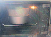 酸奶蓝莓蛋糕,烤箱提前预热，将装有温水的烤盘放入烤箱底部，再将烤网放在烤盘的上一格，将蛋糕糊放在烤网上水浴烤，上下火160度烤60分钟，烤到剩20分钟时表面上色时将上火调低到130度，烤好后焖半小时再取出脱模。