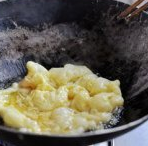 香椿炒鸡蛋,开中火，炒锅倒油，油开后倒入鸡蛋液