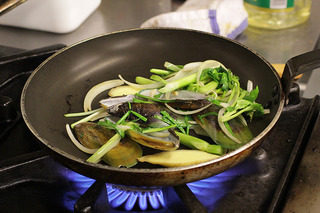新西兰青口贝炖蛋,加入热水，沸腾对就是沸腾才能把贝壳的蛋白质逼出，然后转到小火吊8分钟，一锅鲜甜的贝壳汤就华丽丽的呈现在大家眼前了