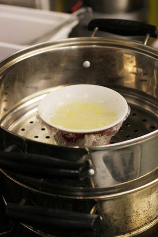 新西兰青口贝炖蛋,倒入容器盖上保鲜膜（可以防止水蒸气液化回落到蛋液里）。只需并插上几个小洞就可以达到热对流的效果，蒸5分钟后蛋液基本凝固，放上青口贝的肉，再蒸2分钟，便可将贝肉加热成熟，贝肉的汤汁流淌在炖蛋的最最表面