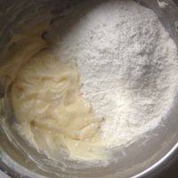 黑纹奶酪饼干,翻拌成顺滑无颗粒状，将过筛好的低粉倒入。