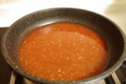 西兰花迷你汉堡球,做番茄酱汁：
将步骤1中剩下的一半量的洋葱丁放入锅中，加入蒜末（一瓣），炒香，再倒入120毫升的水，35克罐装番茄酱，盐和黑胡椒调味（如果有清酒，可以再加一大匙清酒）。