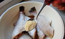 香煎扒皮鱼,用盐、料酒、白糖、鸡精腌制30分钟