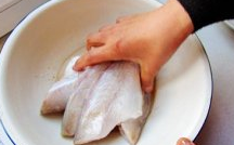 香煎扒皮鱼,煎锅倒底油，鱼在下锅前，放干淀粉抓匀