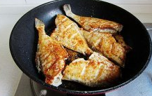 香煎扒皮鱼,反面煎一会儿，再撒一层烧烤小料即可出锅