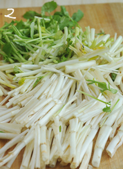 水芹菜炒香干,水芹菜理干净，剪去根部。用清水浸泡一会儿，一根根洗净，沥干，切成寸段。