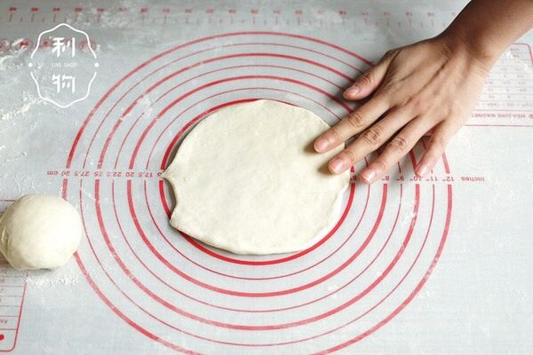 红豆面包超人,将面团擀成圆形，中间厚边缘薄
