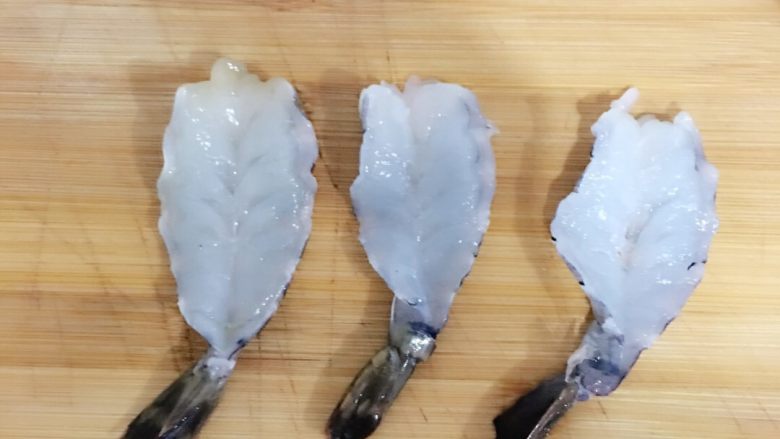 💁香酥炸大虾🍤,用刀从虾背切开，注意不要切断。