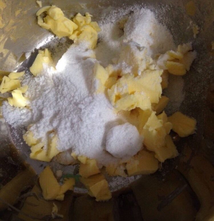#曲奇菜谱秀#原味黄油曲奇饼干,黄油加糖粉用打蛋器打发。