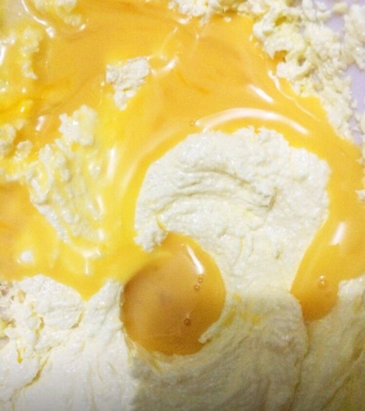 #曲奇菜谱秀#原味黄油曲奇饼干,分3次加入蛋液，打发均匀。