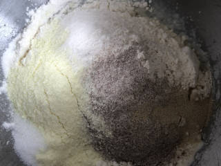 一发奶香手撕吐司,除黄油之外的所有材料放入厨师机里，开始搅拌揉面。