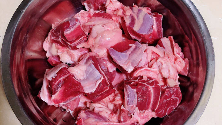 红烧牛板筋,选取牛板筋多一些的牛肉。