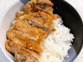 日式鸡排咖喱饭🍛,鸡排切好后，把它摆在米饭上。接下来淋上煮好的咖喱。