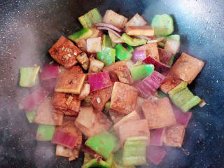 孜然煎豆干,加入少许水，翻炒入味后，即可出锅了！