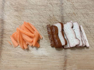 蒜苔香干,胡萝卜切片，为点缀配菜。香干切小条。