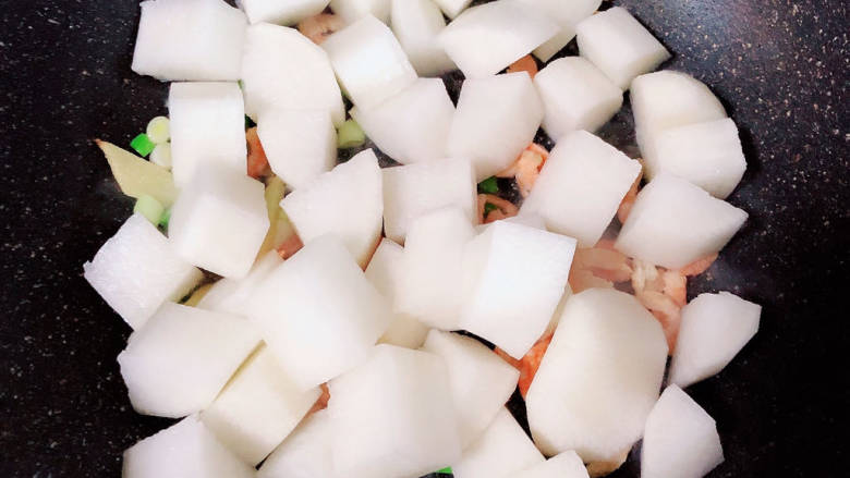 虾米粉丝煲,加入白萝卜翻炒均匀。