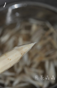 香炒牛蒡,牛蒡刨去外皮，用流动的水冲洗干净，用一把小刀，像削铅笔一样削成小片。