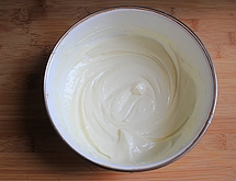 芒果酸奶冻芝士蛋糕,做酸奶芝士糊：
酸奶和奶油芝士放在耐热容器中，隔水加热，加入白砂糖将酸奶和奶油芝士用打蛋器打至顺滑无颗粒。