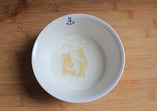 芒果酸奶冻芝士蛋糕,吉利丁片提前用水泡软，然后捞出控水，加入30g的牛奶隔水加热至吉利丁片融化、无颗粒。
