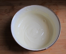 芒果酸奶冻芝士蛋糕,将融化的吉利丁牛奶液放入步骤1的混合物中拌匀。