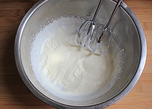 芒果酸奶冻芝士蛋糕,淡奶油打至6-7成发。
