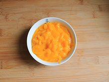 芒果酸奶冻芝士蛋糕,做芒果芝士糊：芒果切块用料理机打成果泥。