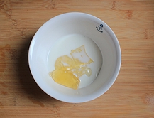芒果酸奶冻芝士蛋糕,吉利丁片提前用水泡软，然后捞出控水，在放入10g的牛奶隔水加热成吉利丁片溶液。