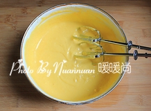 芒果酸奶冻芝士蛋糕,将吉利丁片溶液加入步骤2的混合物中，拌匀。